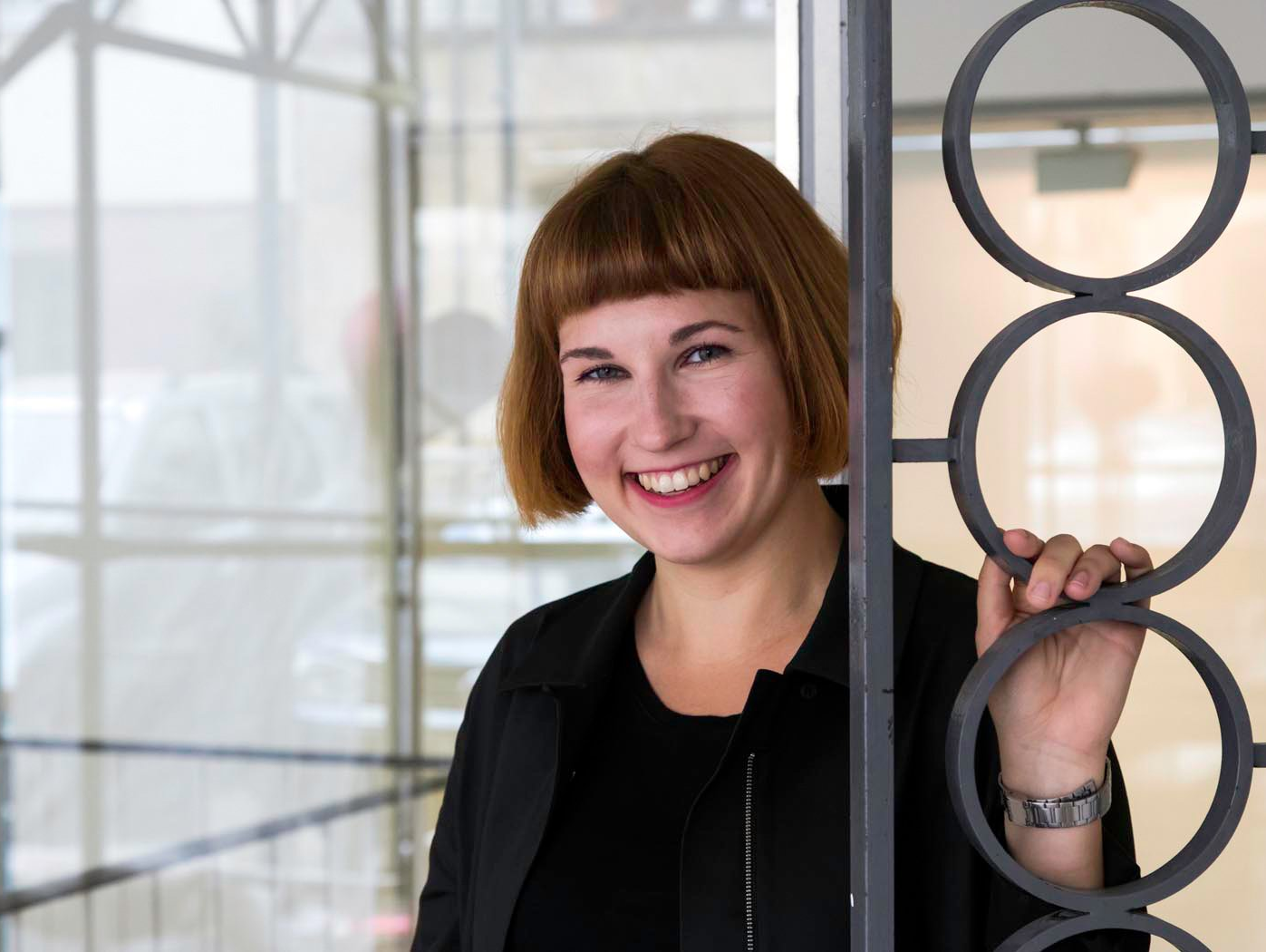 Frau Cierlitzka steht lachend im Eingangsbereich des Museums