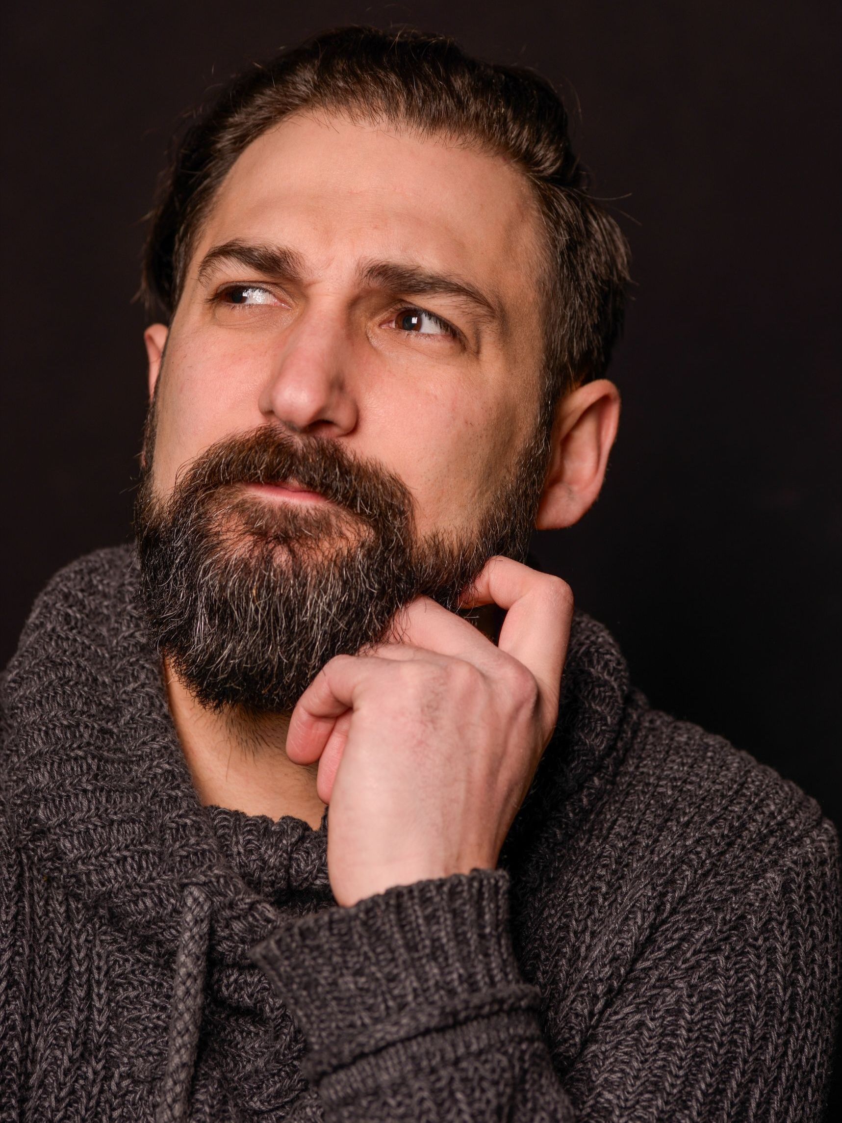 Porträtaufnahme von Murat Isboga, der fragend in die Ecke nach oben blickt.