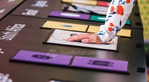 Tastflächen im Museum, eine Hand fühlt über eine der Tastflächen.