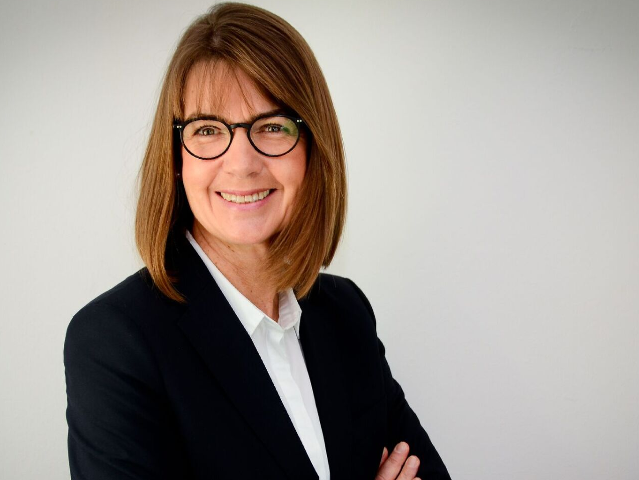 Ulrike Beckmann lächelt frontal in die Kamera.