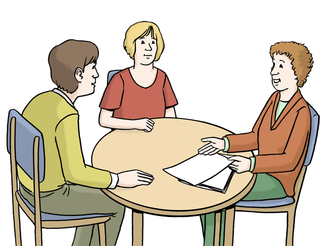 Drei Menschen sitzen um einen Tisch herum und unterhalten sich.