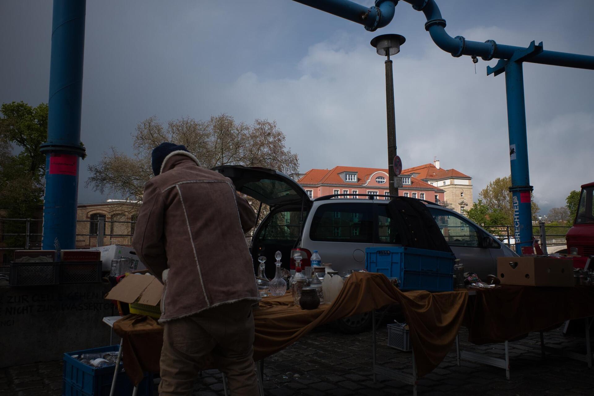 Verkäufer packt zusammen auf Flohmarkt am Bodemuseum Berlin