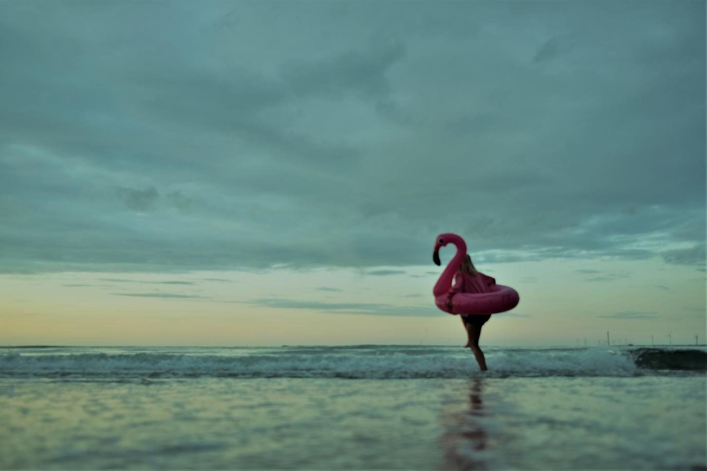 Mädchen mit Flamingo Ent ins Meer