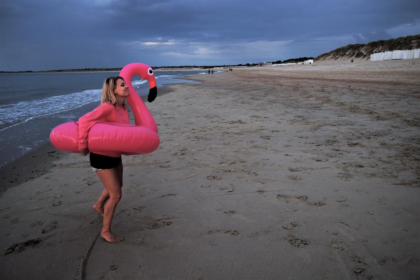 Eventfotografie Geburtstag am Meer menschlicher Flamingo tanz dann mehr