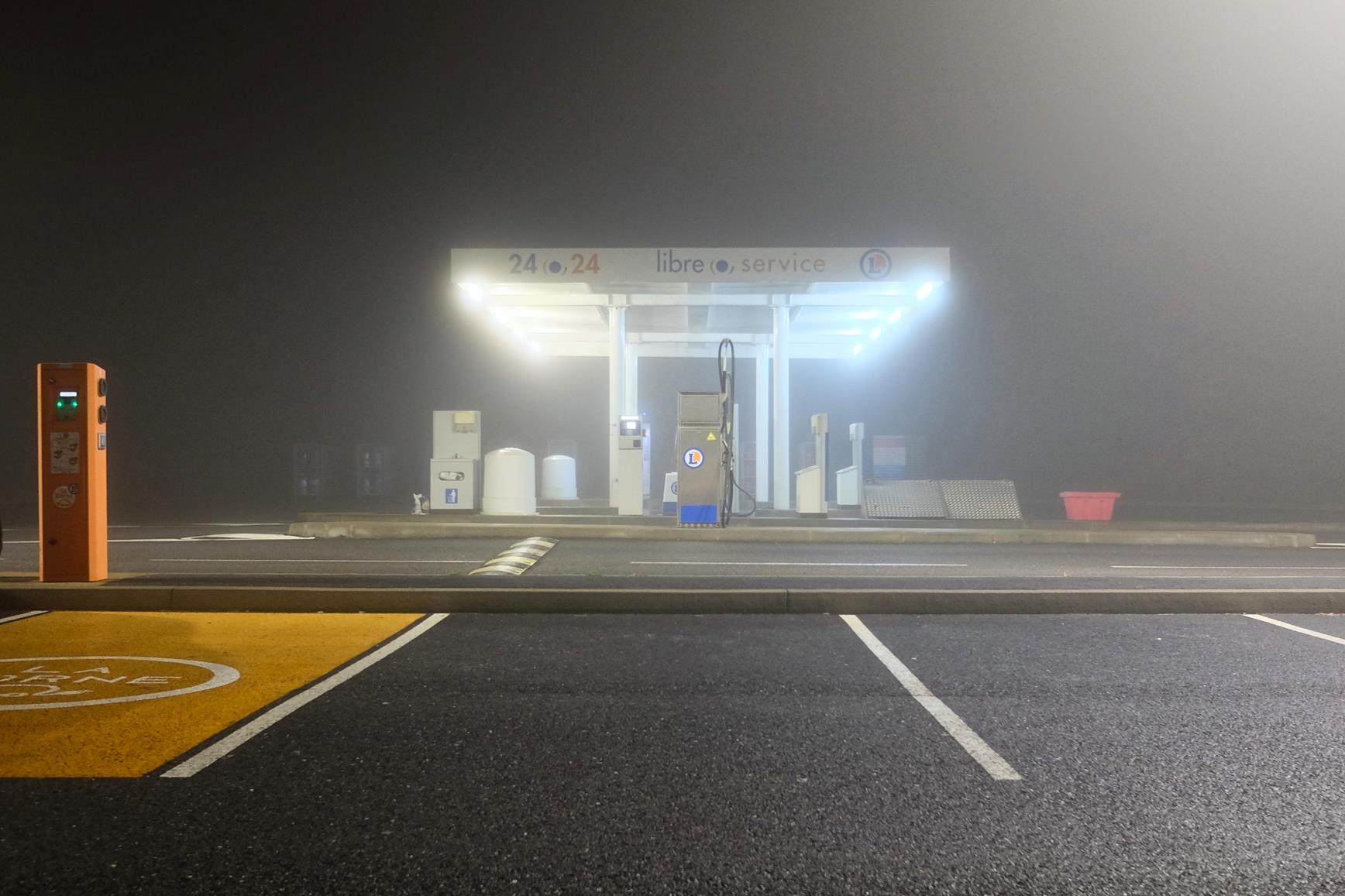 Geistertankstelle in der Bretagne Nebel Tankstelle