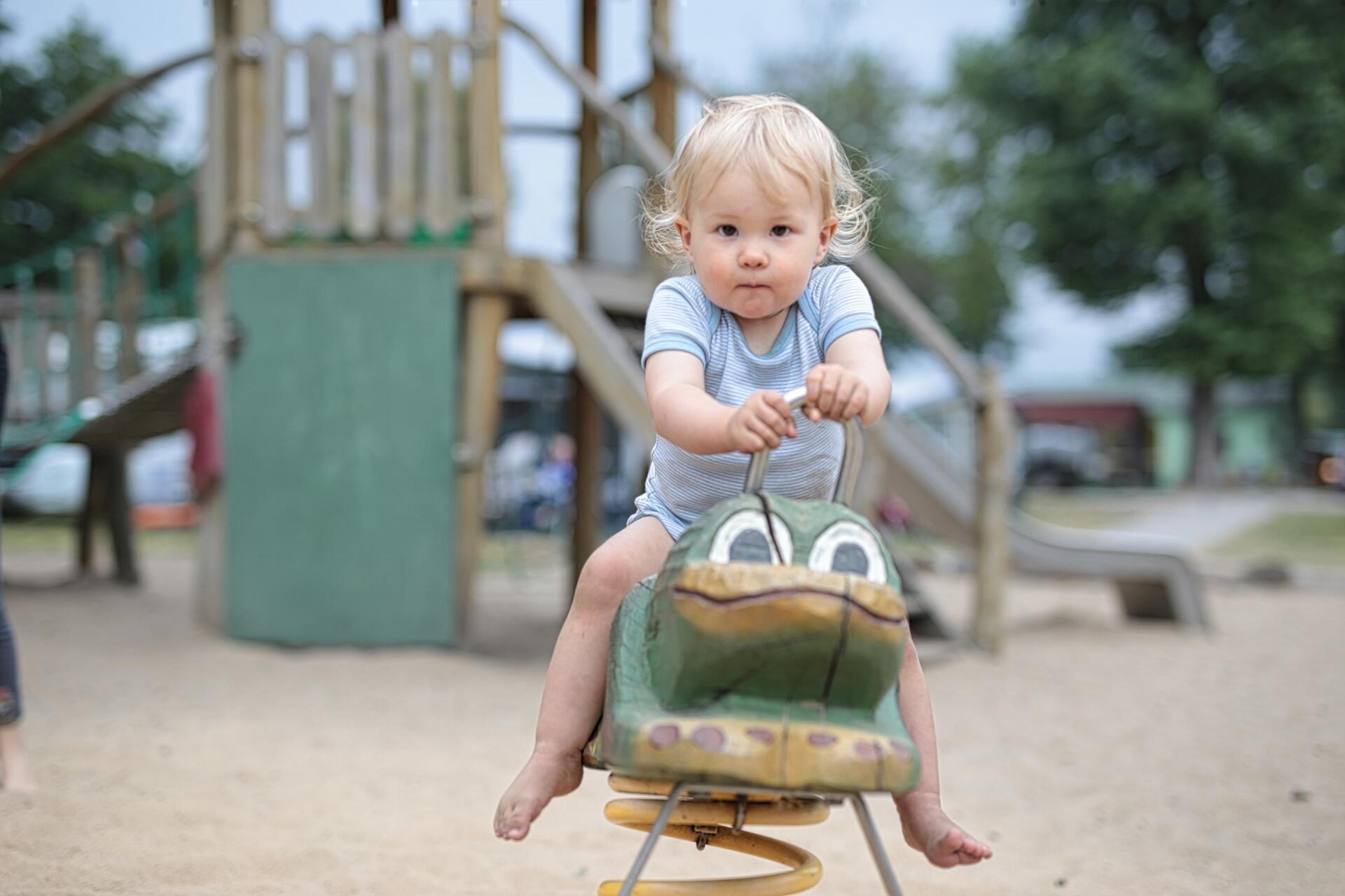 Kind auf Spielplatz