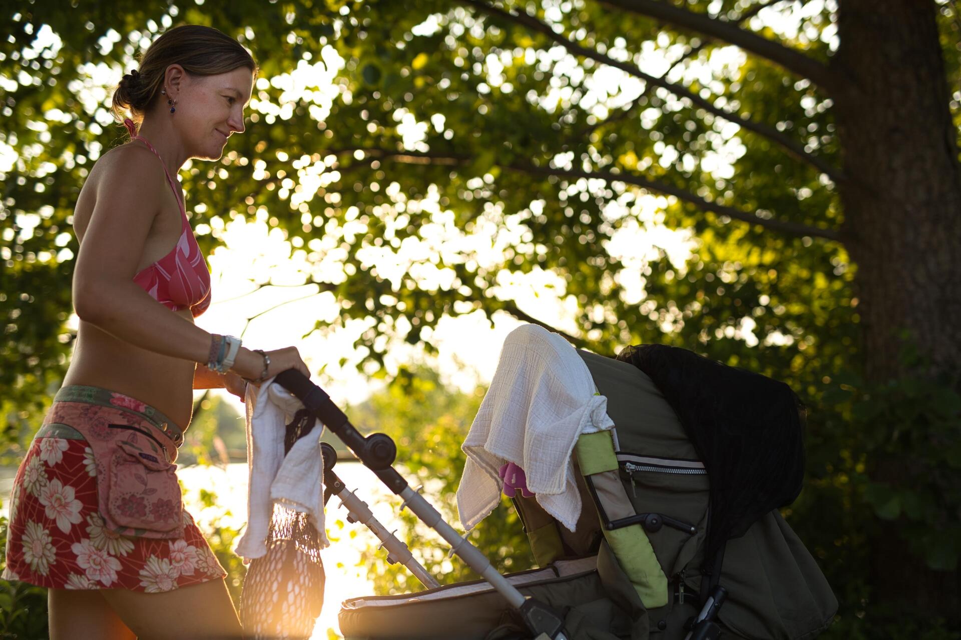 Mutter mit Kinderwagen am see. Der Familienfotograf