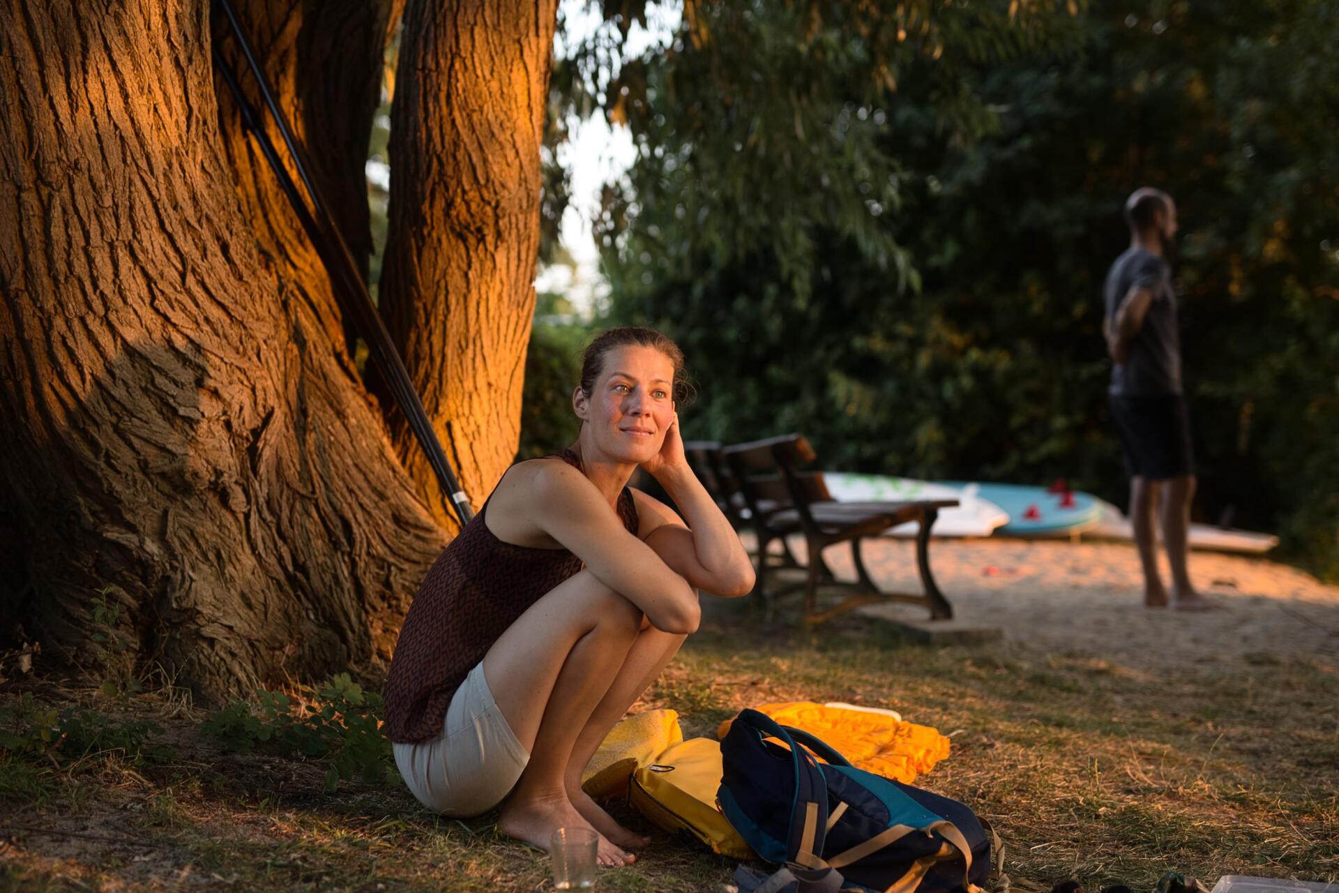 Alternative Frau schaut auf Sonnenuntergang