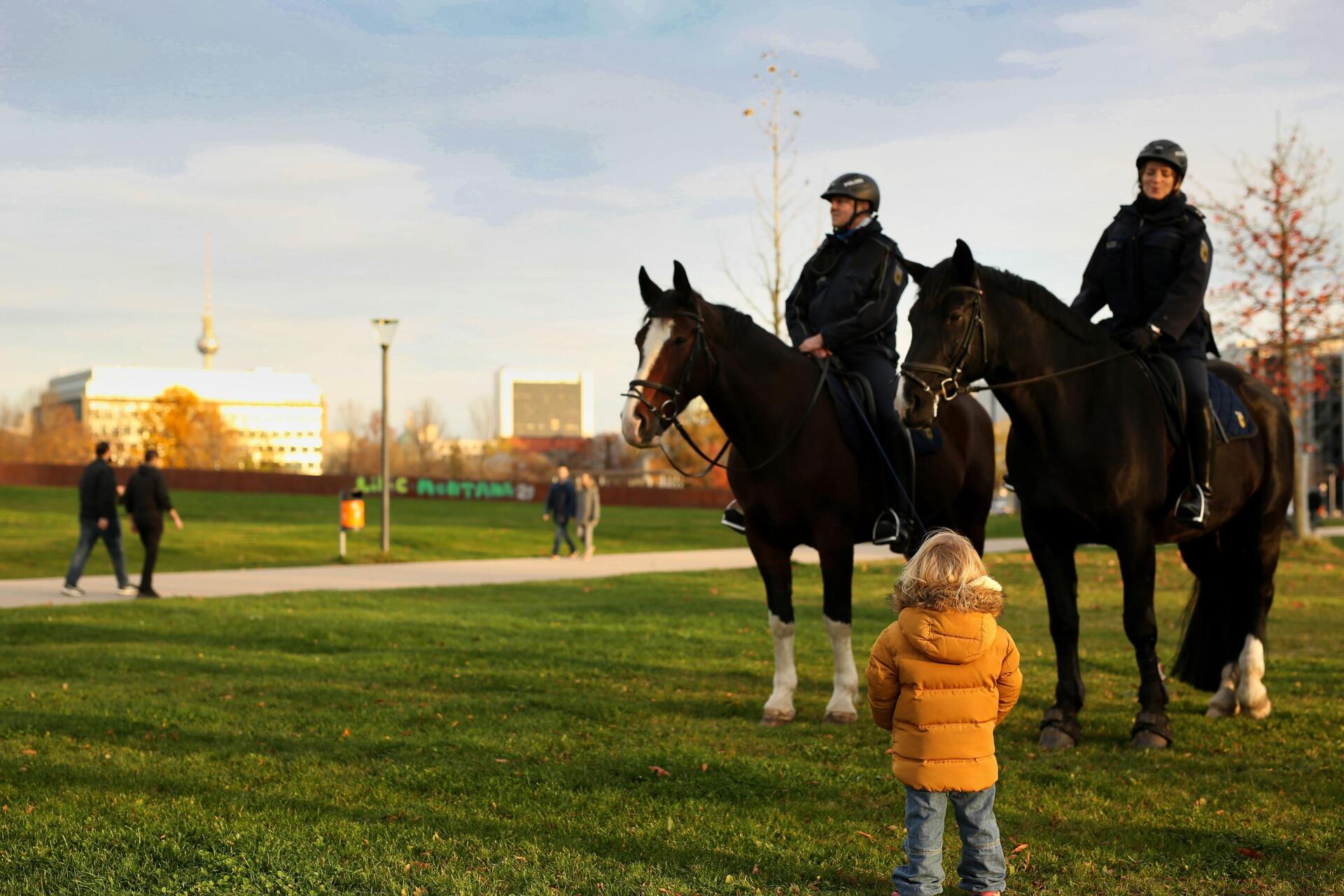 kleines Mädchen und Pferdepolizei Berlin Reichstag Hauptbahnhof Fernsehturm Pferdepolizisten vor Kind