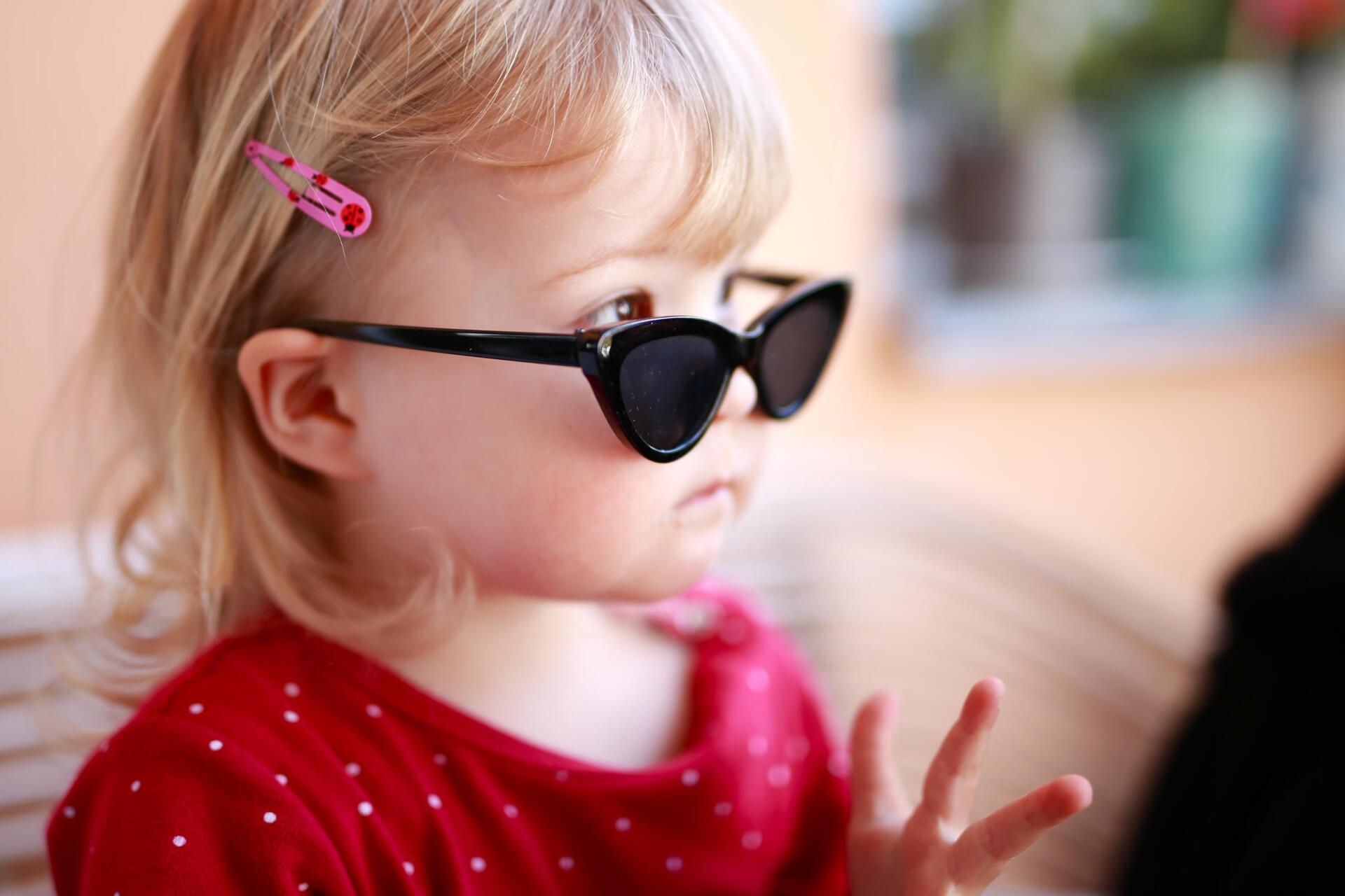 Kleinkind cool mit Sonnenbrille