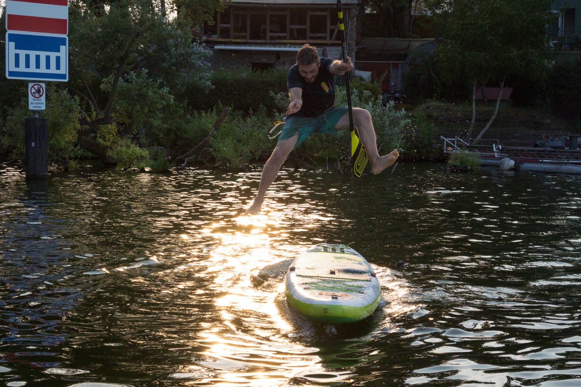 SUp Artistik SUP Stand up Paddleboard Stand up Paddleclub Berlin Mann schwebt auf SUP