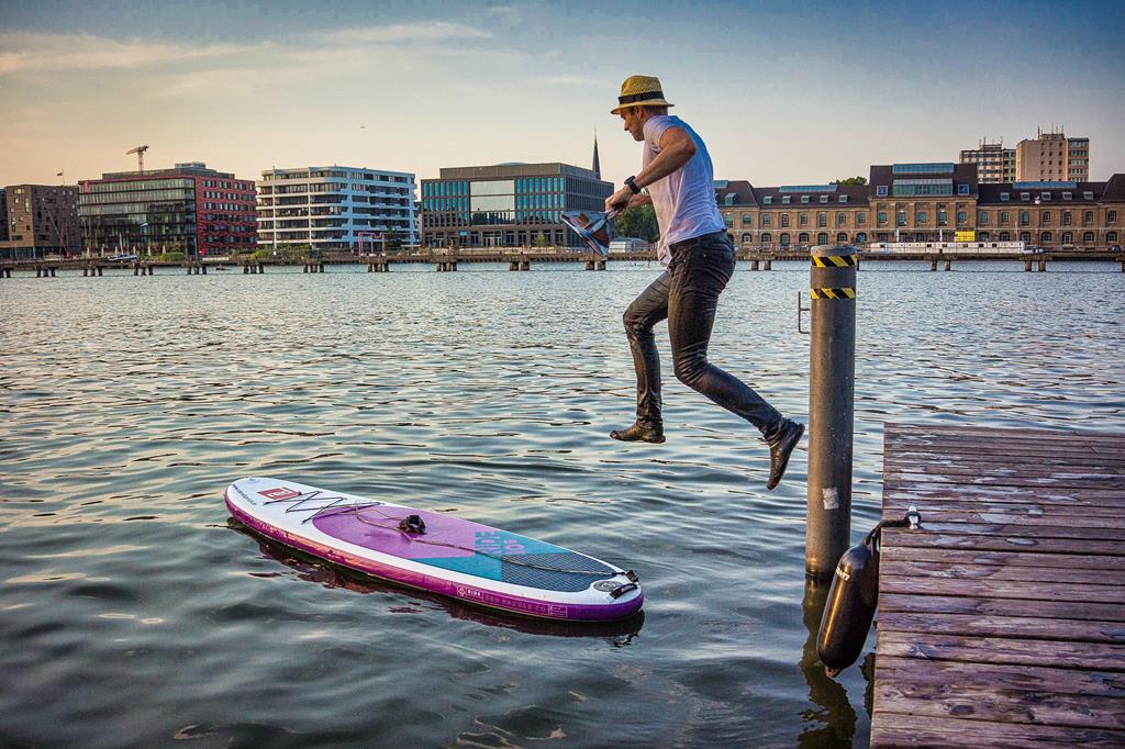 Sprung auf das SUP Badeschiff Berlin SUP Red Paddle Stand up Club Berli