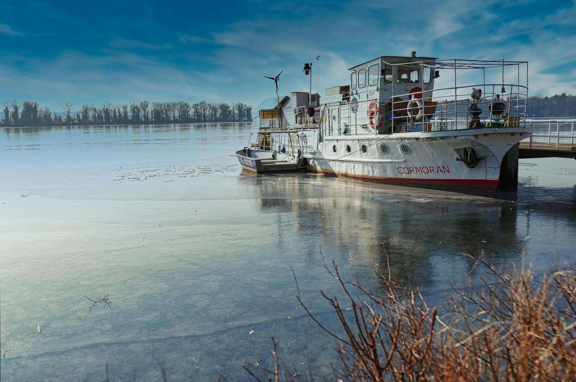 Tegler See im Winter mit Forschungsboot Berlin