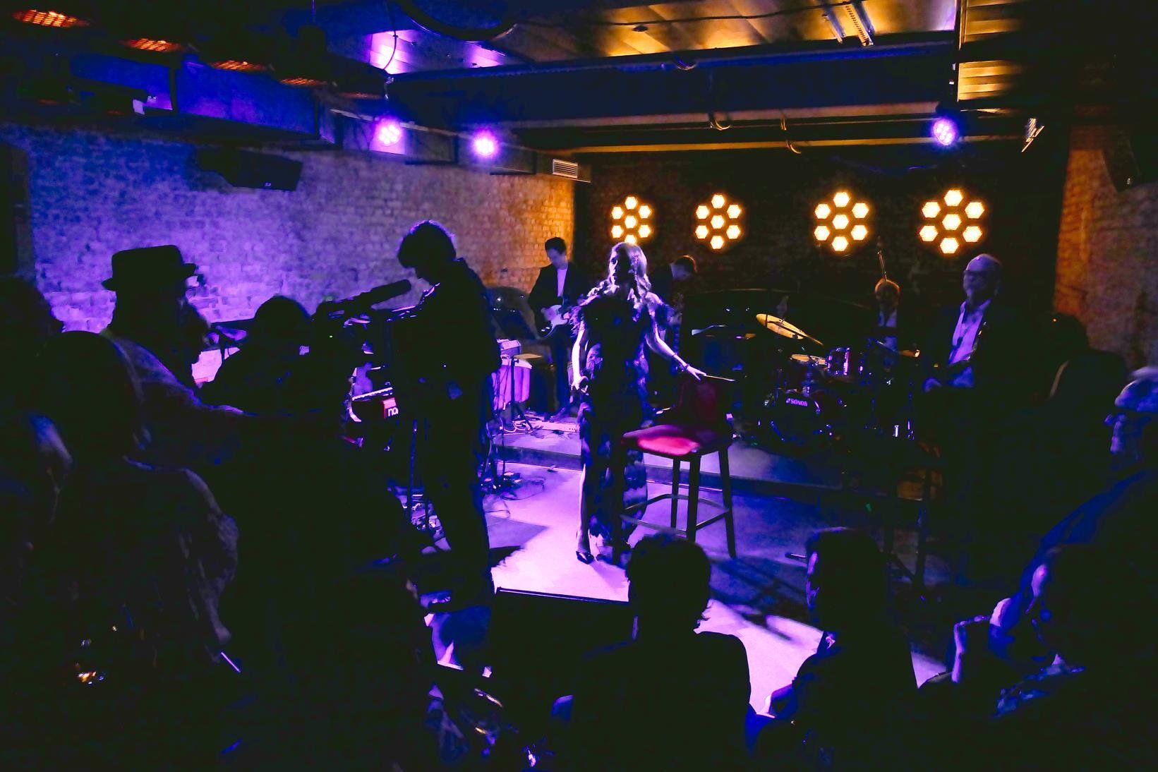 Sängerin Laura nach Auftritt auf Bühne