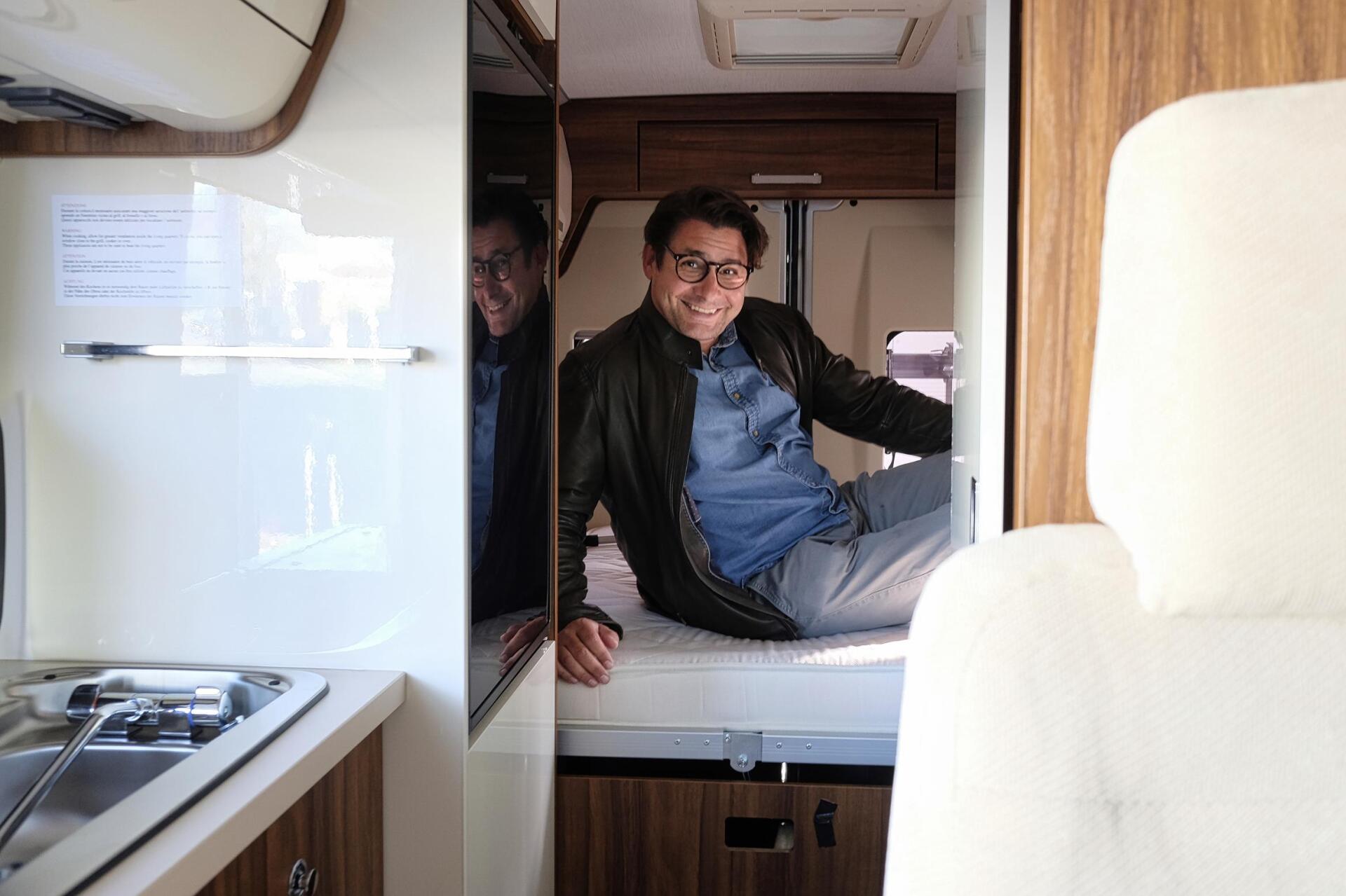 Probeliegen im Wohnmobil man im Wohnmobil Bett glücklich