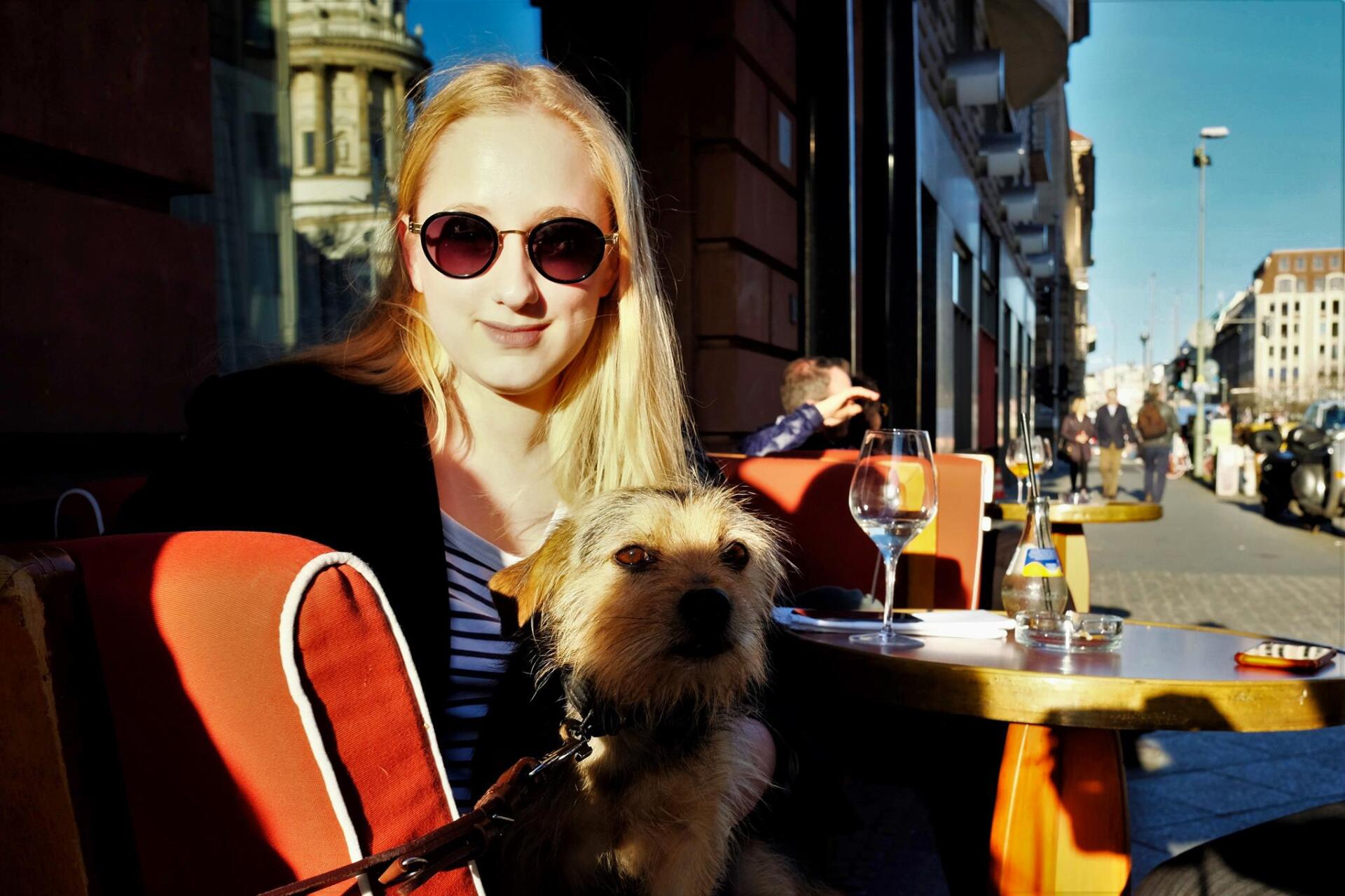 Anna Mueller mit Hund nachmittags vor Restaurant Borchert Berlin VIP