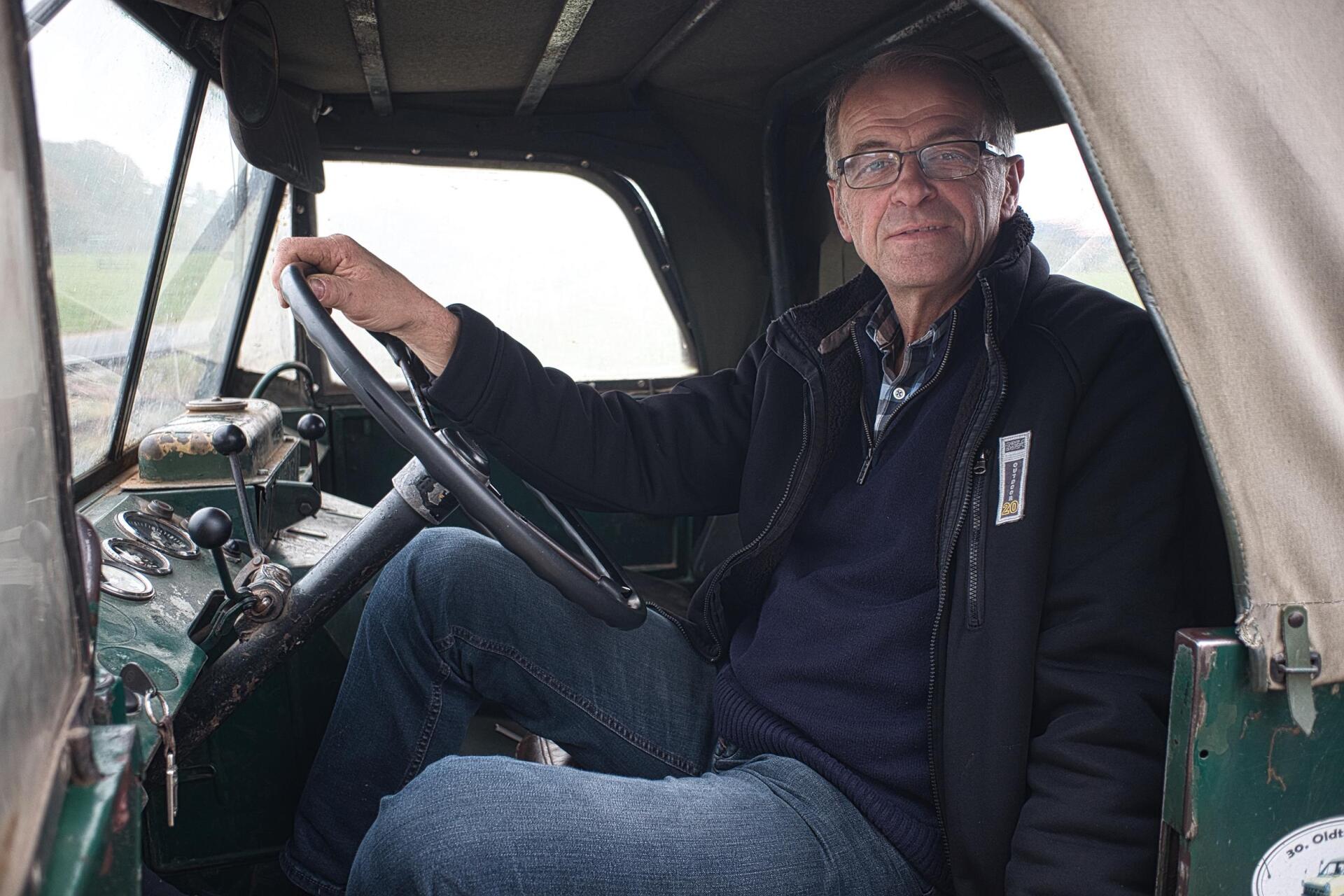 Hermann mit seinem Unimog von 1960 FerienHof Trapp Lüneburger Heide