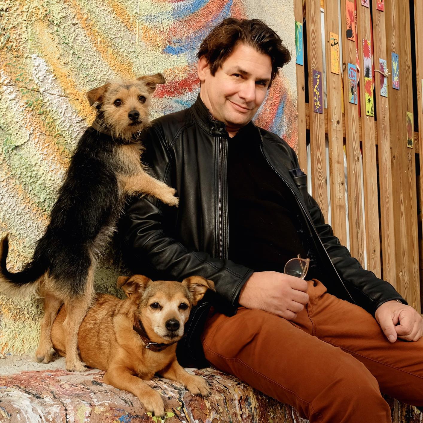 Portrait mann mit seinen und Hunden