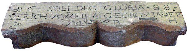 Alter Türsturz mit Hippe © Blickfang: Alte Zeiten