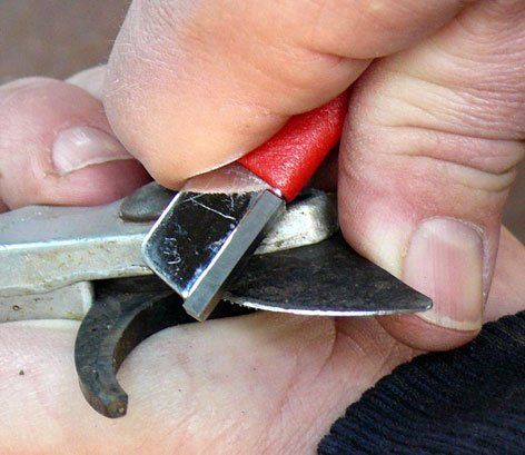 Hartmetallschärfer zum Schärfen von Gartenscheren © Blickfang: Alte Zeiten Hartmetallschärfer zum Schärfen von Gartenscheren © Blickfang: Alte Zeiten