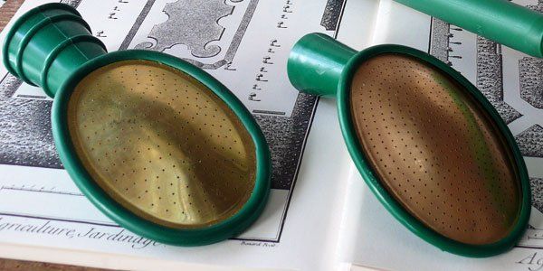 Kunststoffgießbrausen mit feiner Messing-Gießplatte © Blickfang: Alte Zeiten Kunststoffgießbrausen mit feiner Messing-Gießplatte © Blickfang: Alte Zeiten