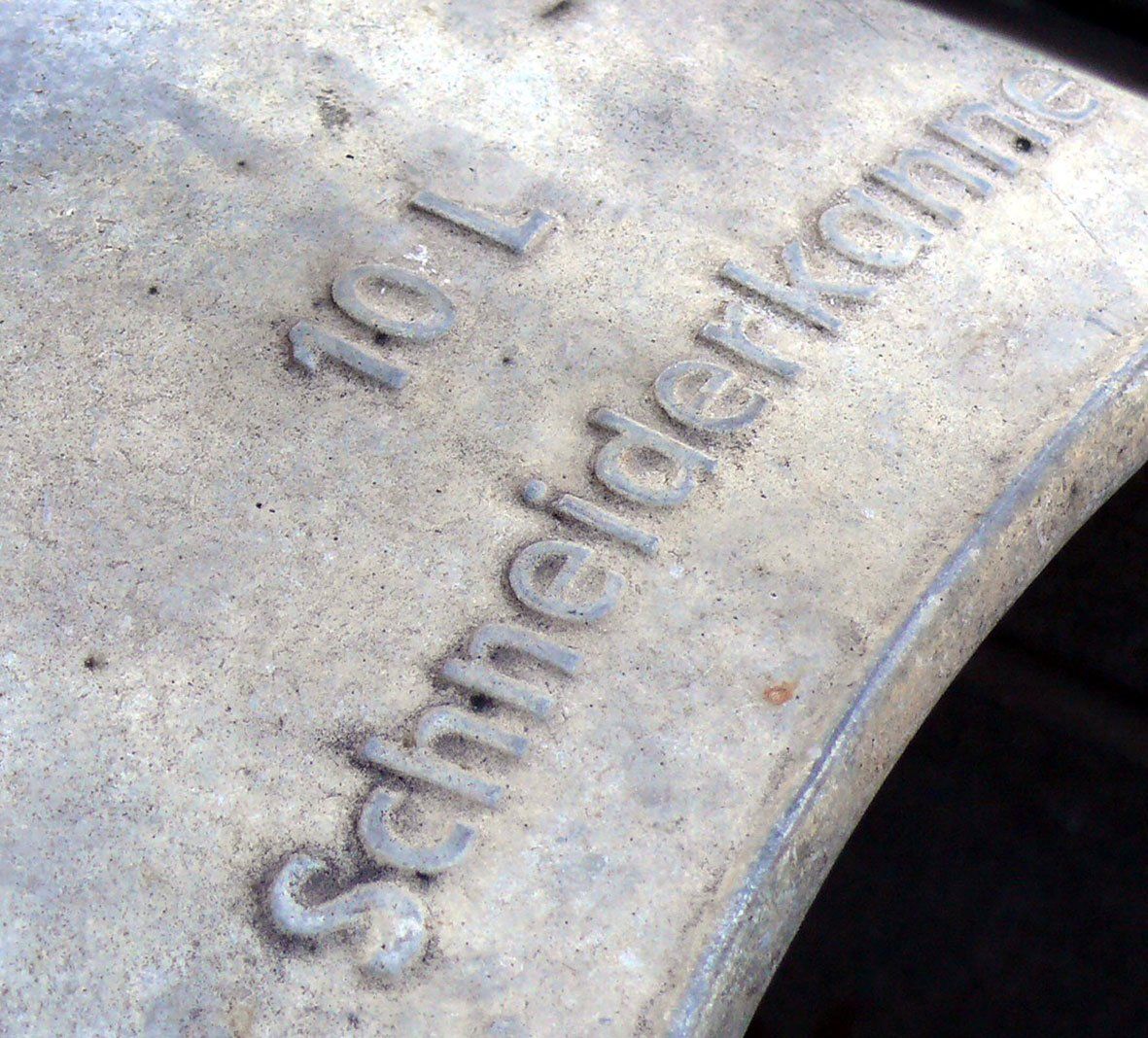 Schriftzug Schneiderkanne © Blickfang: Alte Zeiten Schriftzug Schneiderkanne © Blickfang: Alte Zeiten
