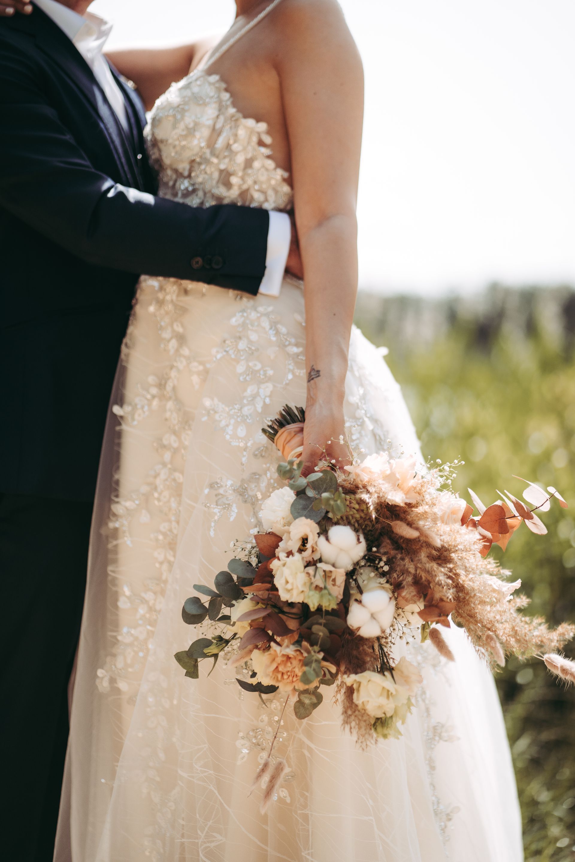 Braut die Brautstrauß hält