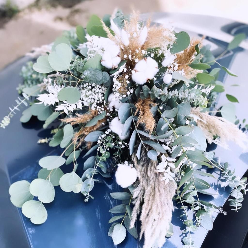 Blumenschmuck auf Motorhaube zur Hochzeit