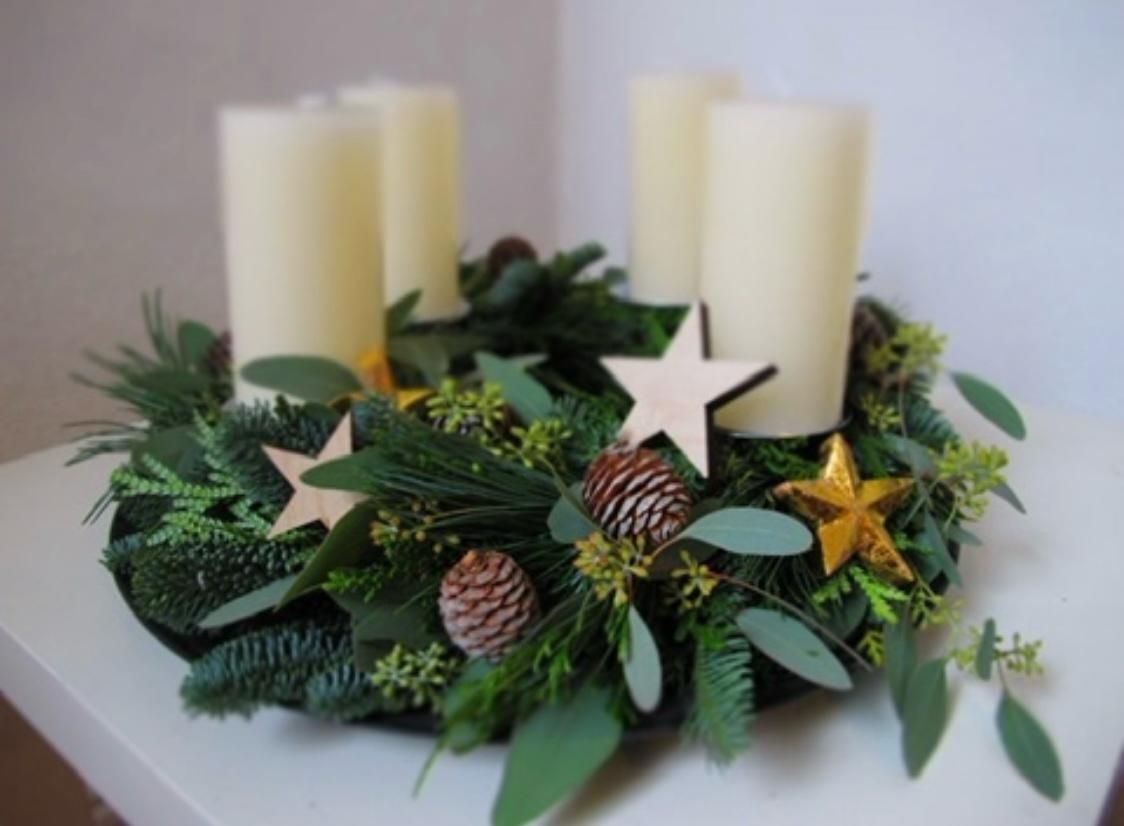 frischer Adventskranz aus Tannengrün