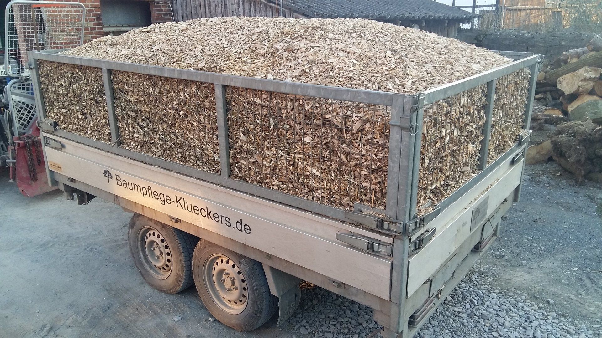 Hackschnitzel auf einem Anhänger welche verkauft werden