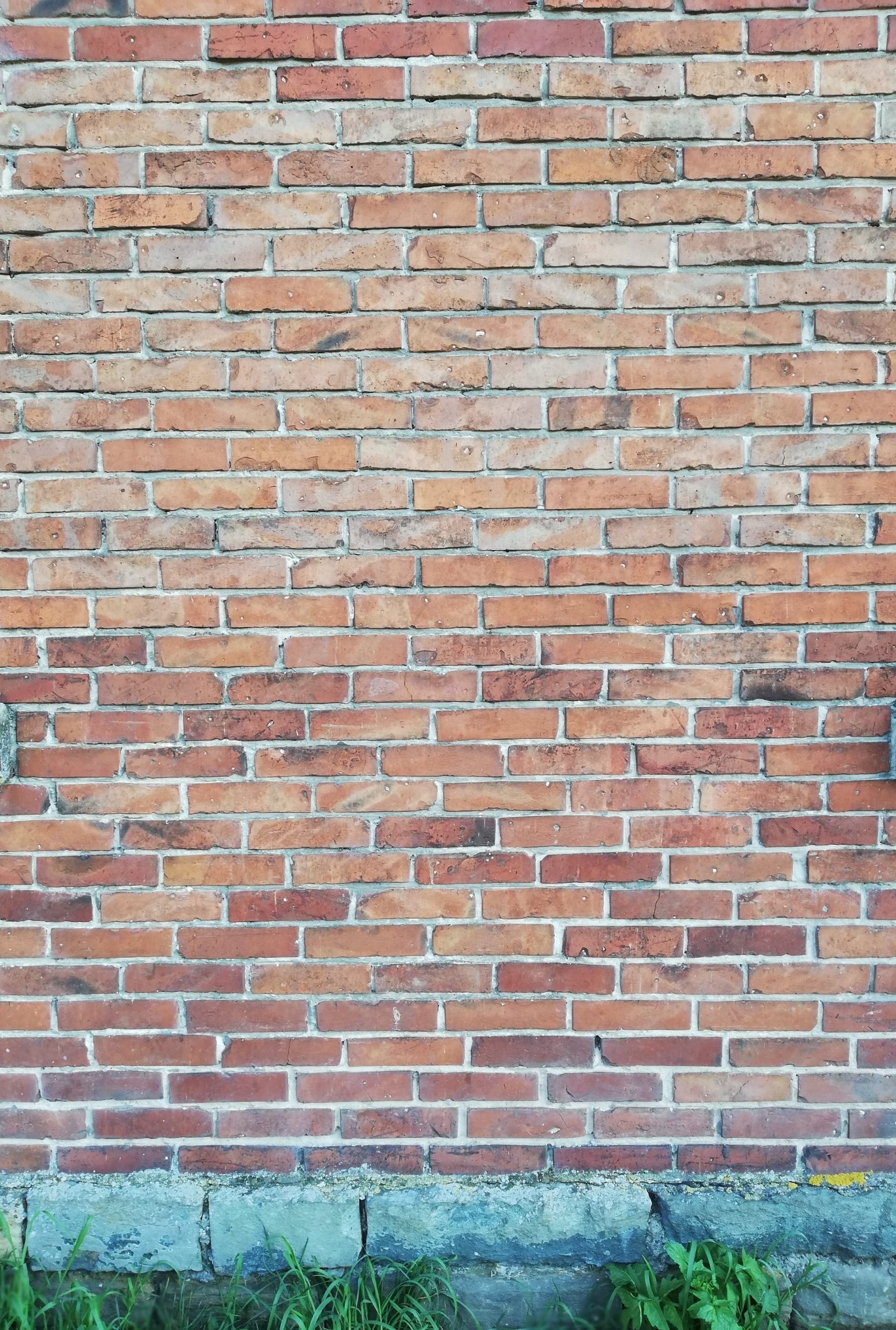 leerer Stuhl vor einem Holzhaufen