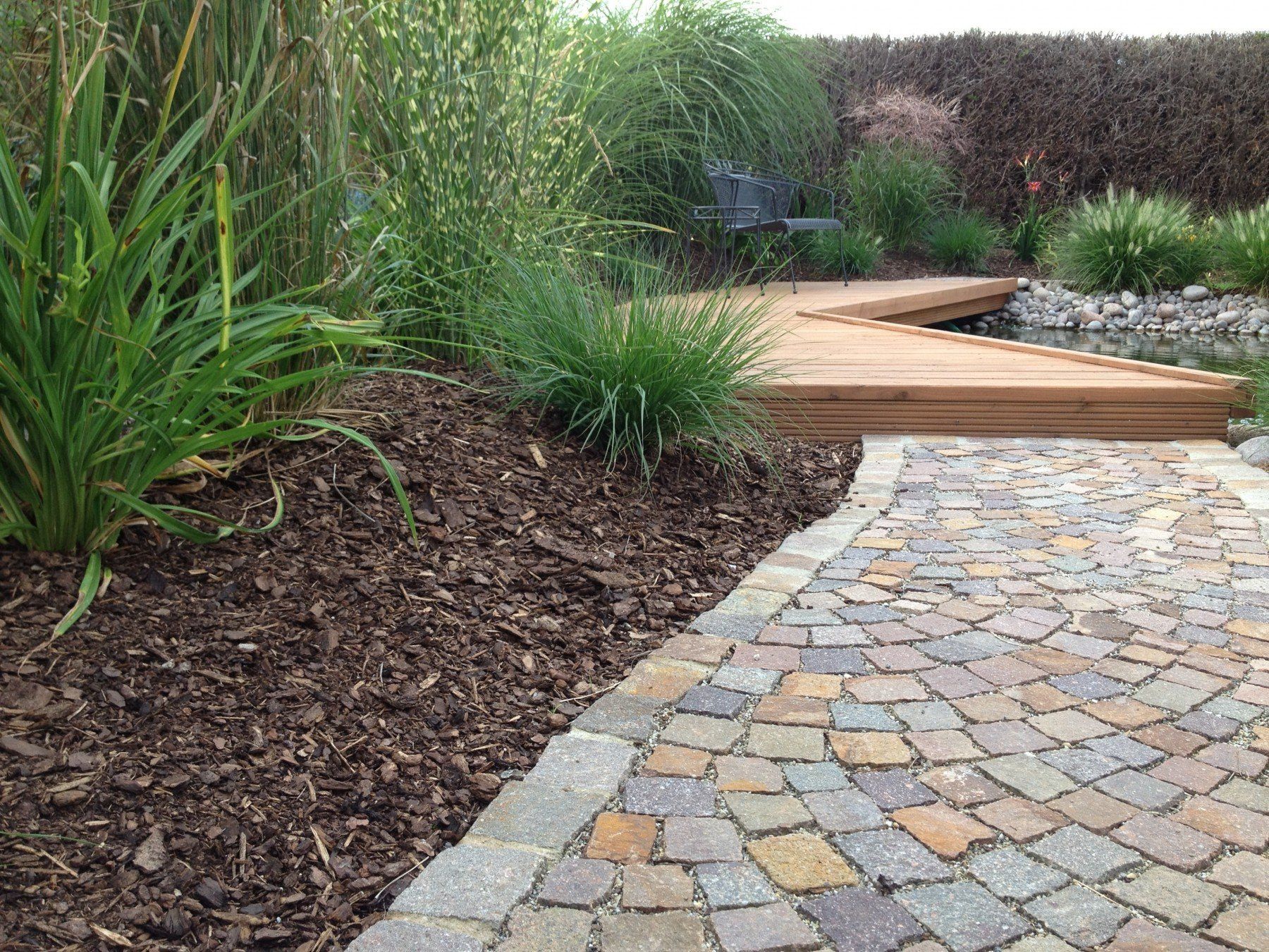 Rindenmulch in einem Beet