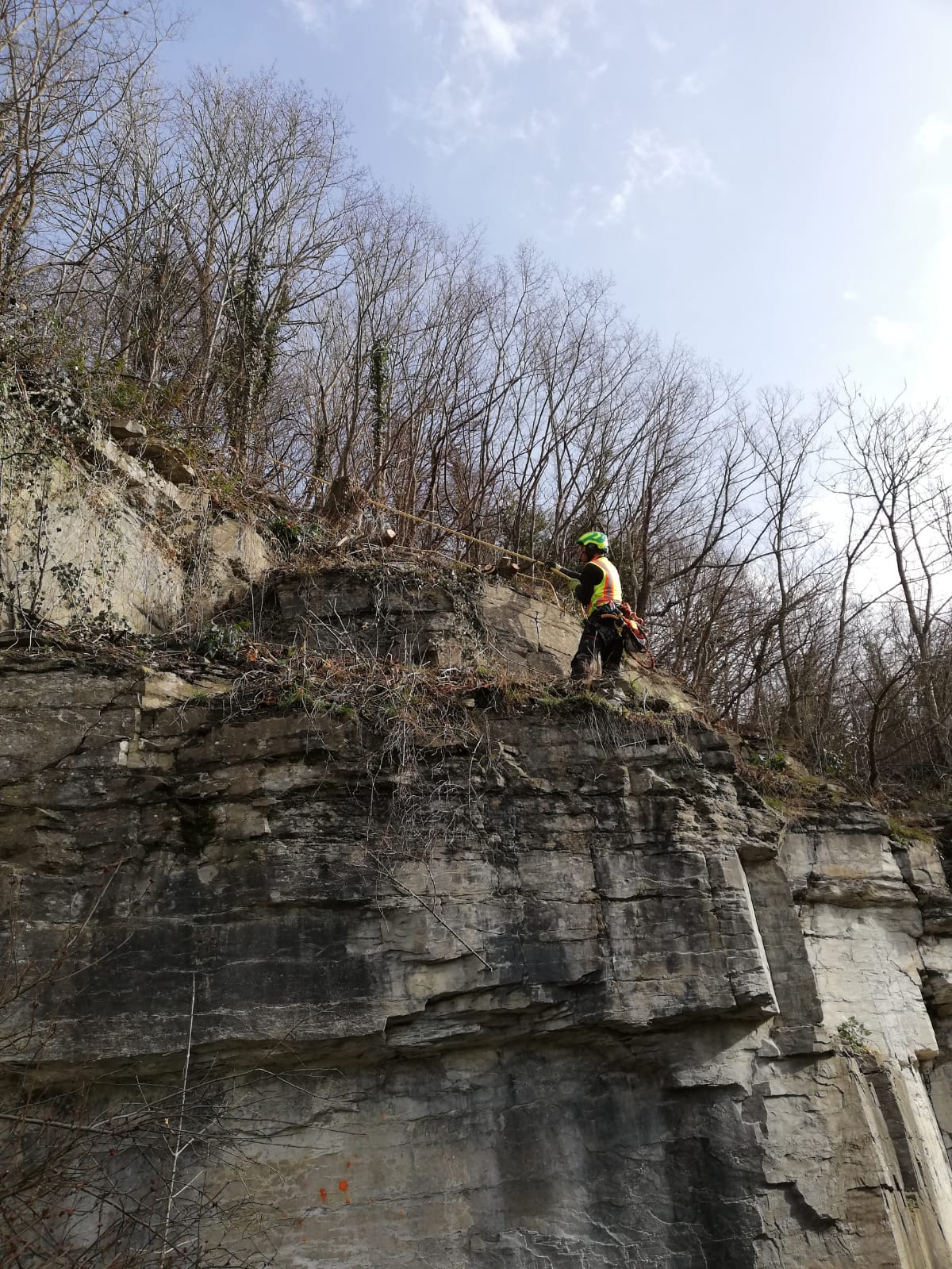 Arbeiten in einem Steilhang mittels Klettertechnik