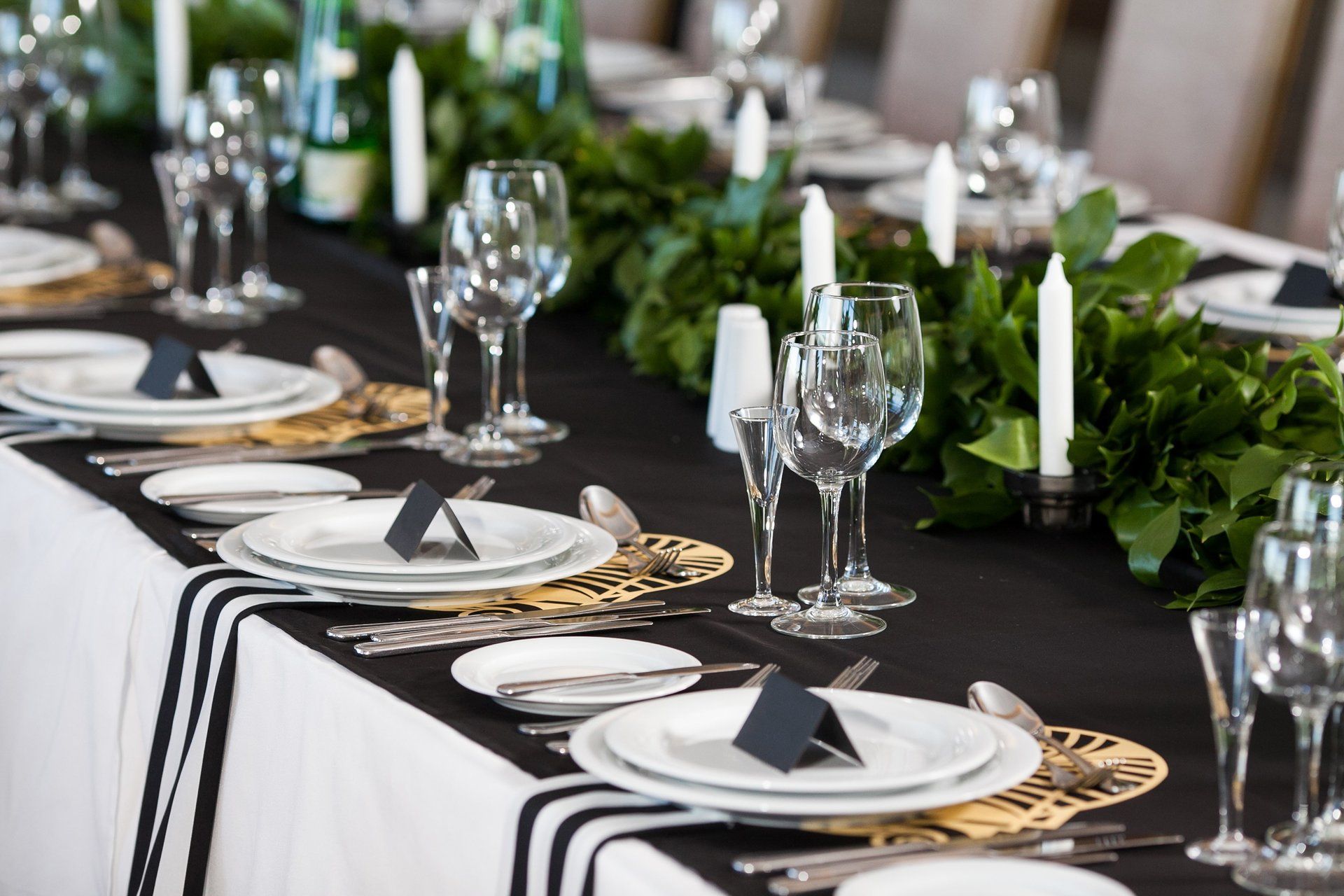 Table joliment décorée en noir et blanc pour des réceptions après obsèques - Event Planner