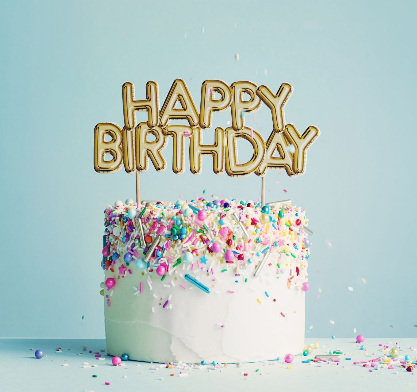 Gâteau d'anniversaire avec Happy Birthday écrit en doré