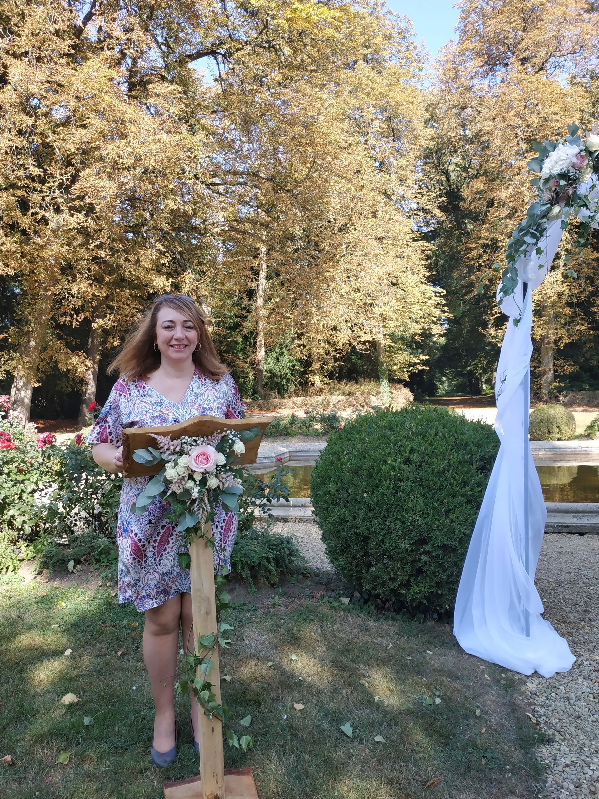 Sandrine en pleine célébration laïque à l'extérieur - Réceptions & Vous
