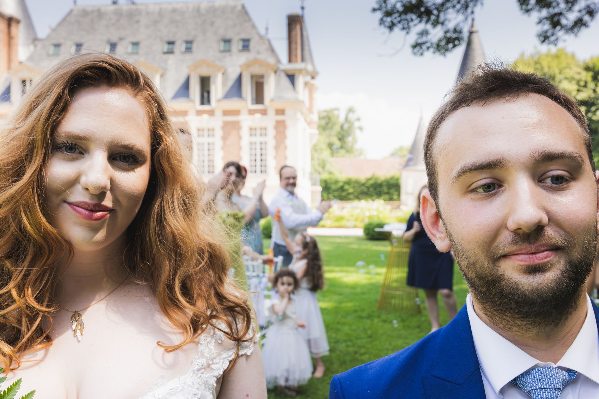 Les mariés  après une cérémonie en plein air au Château de Bonaventure,