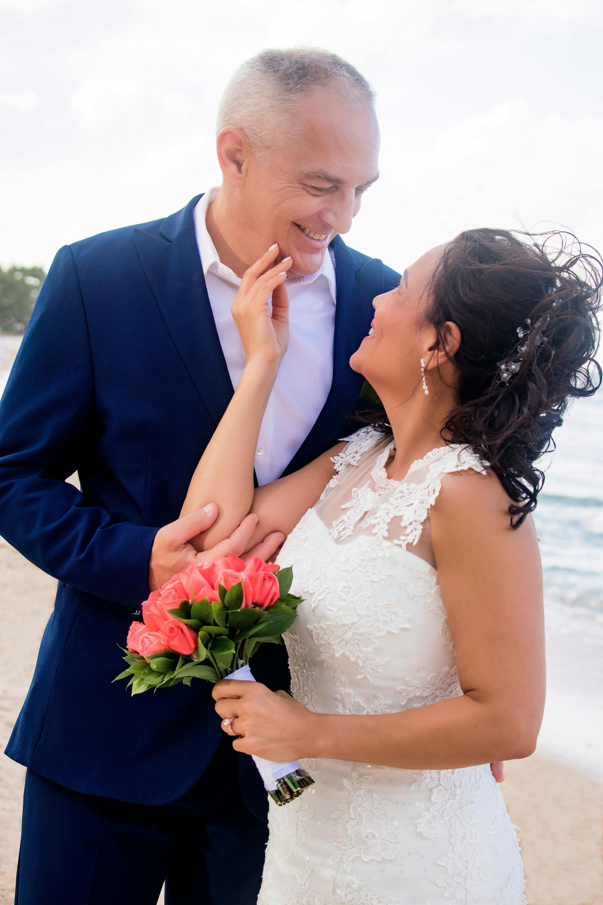 Couple de séniors se renouvelant leurs vœux de mariage