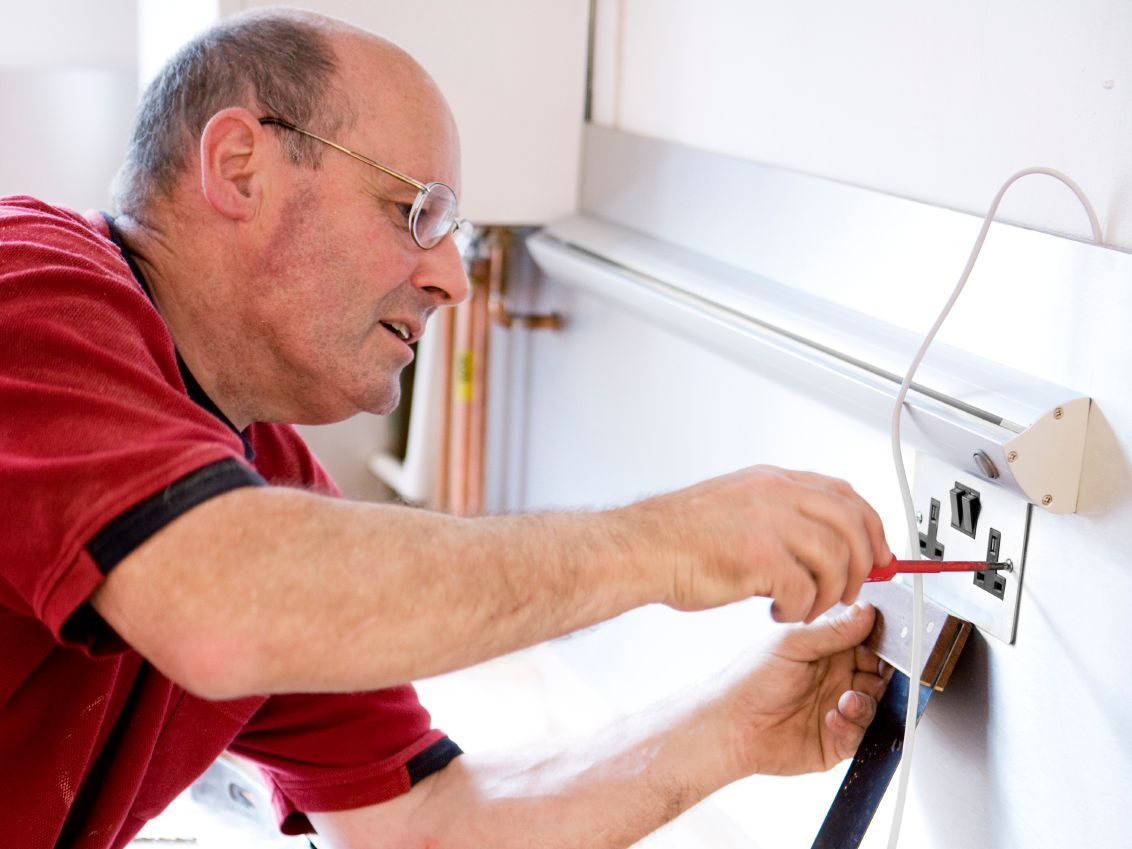 Monteur bei der Montag evon Steckdosen