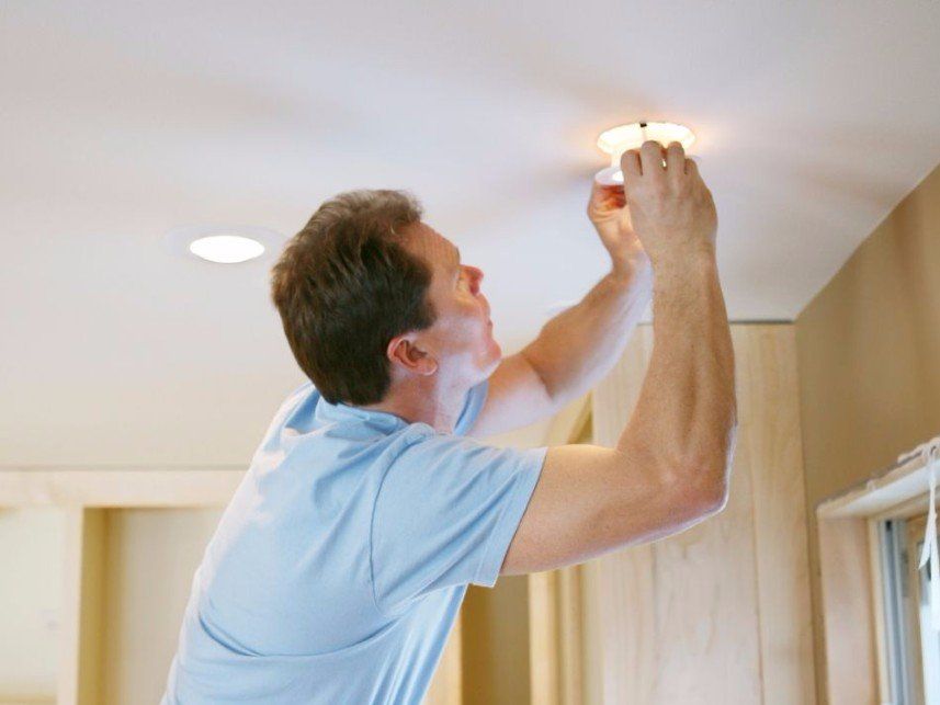 Installation von Deckenlampem