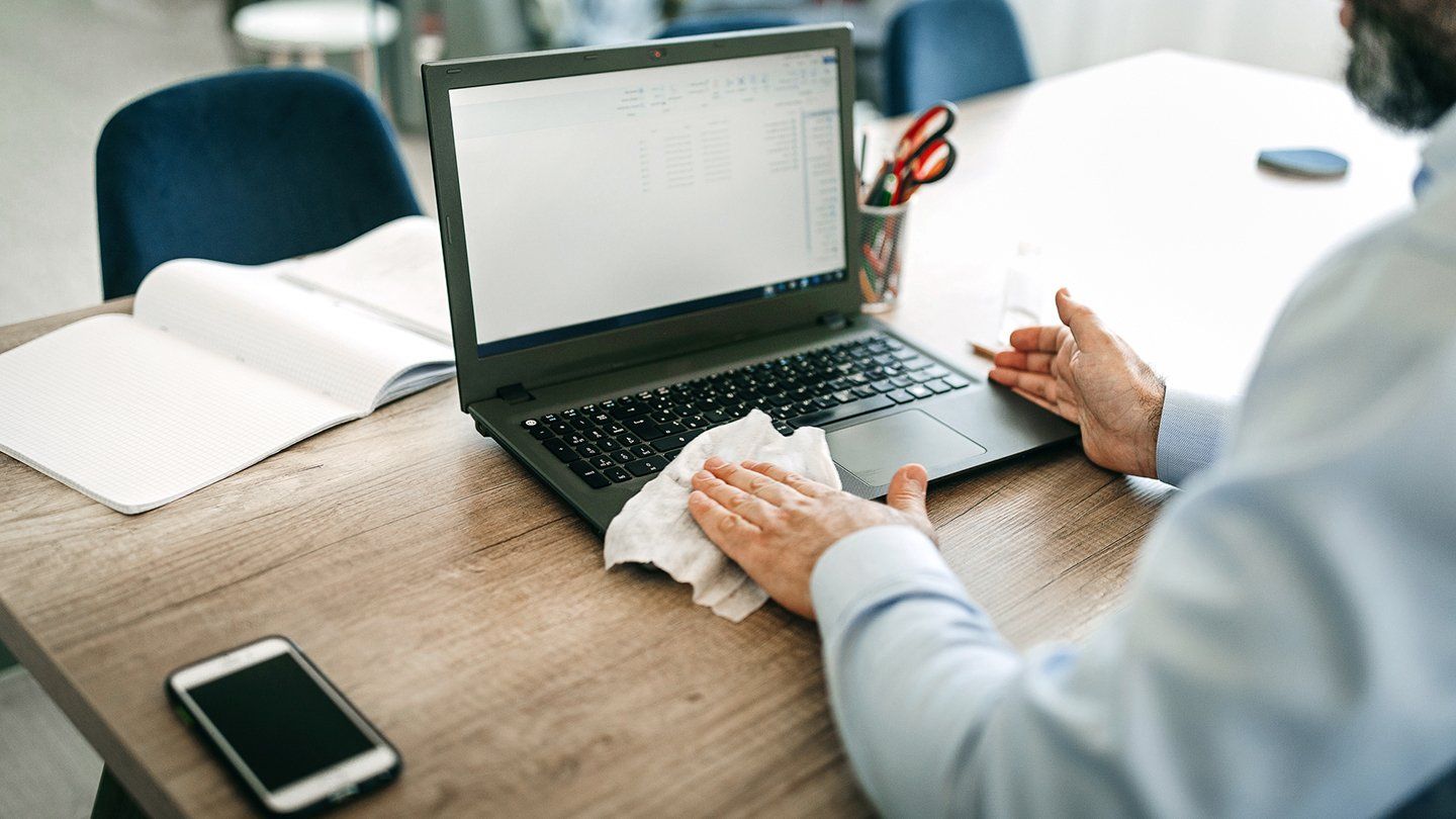 ¿Cómo sanitizar una Laptop y PC de escritorio?