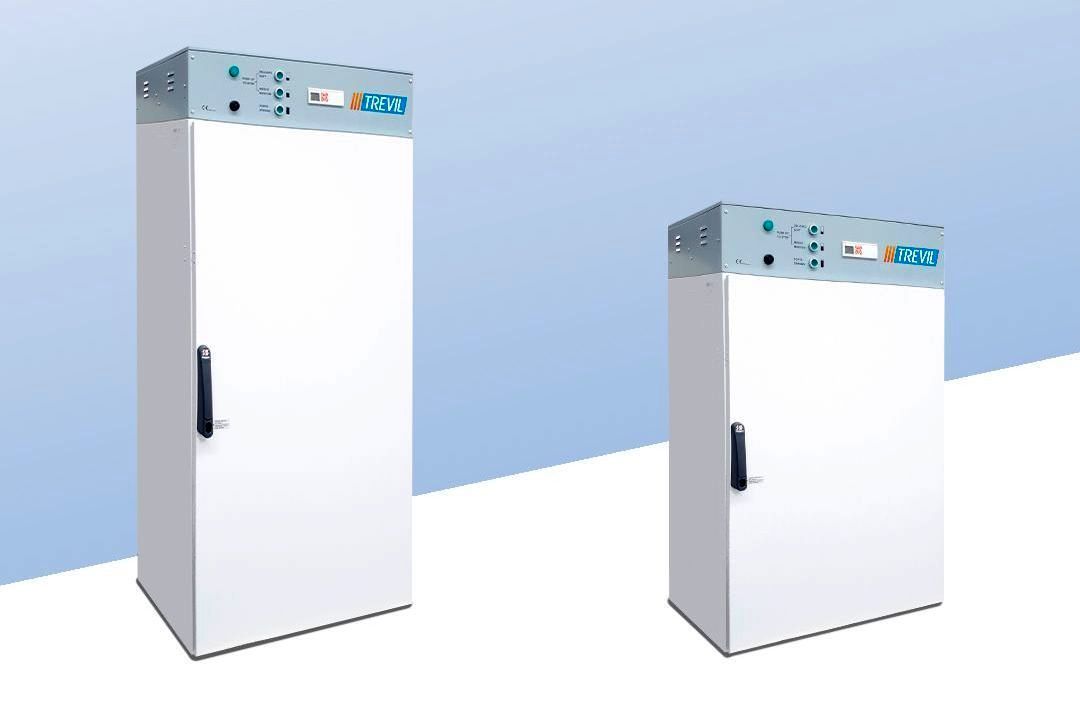 pallas trevil ozonkammer ozonkabine trevisan. Ozon ist ein aus drei Sauerstoffatomen (03) bestehendes Molekül und besitzt eine starke Oxidationskraft. Es ist bekannt, dass eine Ozonschicht unseren Planeten vor der heftigen, gesundheitsschädlichen UV-B Sonnenstrahlung schützt, die für unsere Gesundheit schädlich ist, während ihre oxidierenden und desinfizierenden Eigenschaften weniger bekannt sind. Da Ozon ein instabiles Gas ist, wird es wenige Minuten nach dem Gebrauch in Sauerstoff umgewandelt, ohne Spuren oder chemische Rückstände, ohne unangenehme Gerüche oder Flecken auf Textilien zu hinterlassen. Sobald Ozon mit organischen Stoffen in Kontakt kommt, findet eine Oxidationsreaktion statt. Grundsätzlich werden alle lebenden Mikroorganismen, wie Milben, Motten, Bakterien, Viren, Schimmelpilze, abgetötet, während die Geruchsmoleküle oxidieren und in andere harmlose Moleküle umgewandelt werden. Da Ozon ein schwereres Gas als Luft ist, kann es in die Fasern von Stoffen, Schuhen und Helmen etc. eindringen. Auf diese Weise erreicht und eliminiert es alle Mikroorganismen und übelriechenden Substanzen, die selbst an den schwersten erreichbaren Stellen vorhanden sind und mit einer klassischen Wäsche nicht gründlich desinfiziert werden können. Auch gegen krebserregende Russpartikel und für Brandsanierung geeignet. Geeignet für fast alle herkömmlichen Materialien: Textilien, Leder, Metall, Holz, Kunststoff und elektronische Geräte etc. Bei Naturkautschuk und Messing können nach sehr langer Behandlung Strukturveränderungen / Beschädigungen auftreten. NICHT für MENSCHEN, PFLANZEN und TIERE!