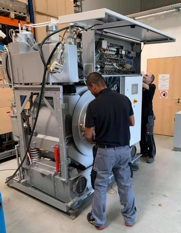 pallas finish systeme gmbh eazyclean service wartung Lassen Sie Ihre Maschinen jährlich durch einen spezialisierten Techniker unseres Hauses überprüfen und warten, um die Zuverlässigkeit sowie Arbeits- und Betriebssicherheit Ihrer Maschinen dauerhaft zu gewährleisten. Neben der wöchentlichen Reinigung und Pflege Ihrer Maschinen, empfehlen wir unbedingt, die werksseitig vorgeschrieben Wartungsintervalle (6 / 12 Monate) einzuhalten.