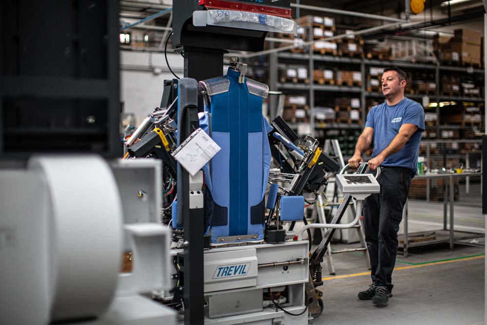 pallas finish systeme gmbh trevil bügelmaschinen produktion Wir haben den TREVISTAR und PANTASTAR erfunden. Finisher für Hemden und Hosen. Bei PALLAS - TREVIL ist jede Aktion und jede Lösung eine Antwort auf die Bedürfnisse unserer Kunden. Die kontinuierlichen Investitionen in Forschung und Entwicklung neuer Maschinen haben es uns ermöglicht, seit über 28 Jahren mit an der Spitze unserer Branche zu stehen. Mit den drei komplett neuen Doppelfinishern- und Pressen: TREVITANDEM, PRESTOTANDEM und der TANDEMPRESS arbeiten Sie schon heute mit der Technik von morgen.