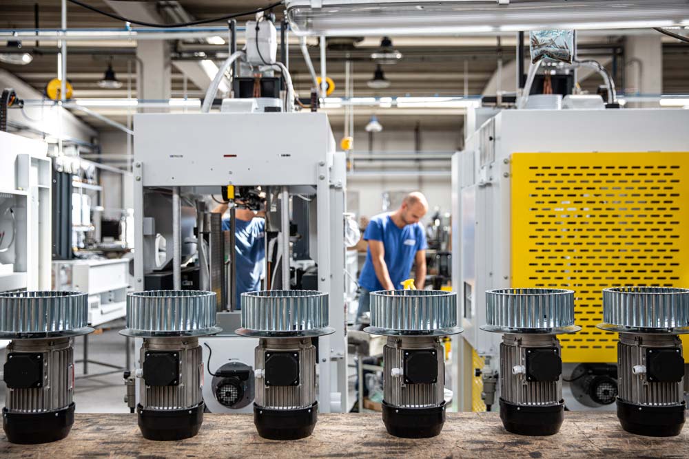 pallas finish systeme gmbh trevil bügelmaschinen produktion In der technologischen Forschung und Entwicklung führend zu sein, ist ein Ziel, das niemals vollständig erreicht werden kann. Wir streben daher auch in der Forschung und Entwicklung nach maximaler Qualität. Wir entwickeln und produzieren professionelle Finish- maschinen sowie elektrische Dampferzeuger für den industriellen Einsatz. Unsere Mitarbeiter der Forschungs- und Entwicklungsabteilung arbeiten täglich daran, um unseren Kunden die innovativsten und technologisch fortschrittlichsten Lösungen anzubieten. Einfache Bedienung, Robustheit sowie ein möglichst geringer Energieverbrauch sind heute unsere ständigen Leitlinien.