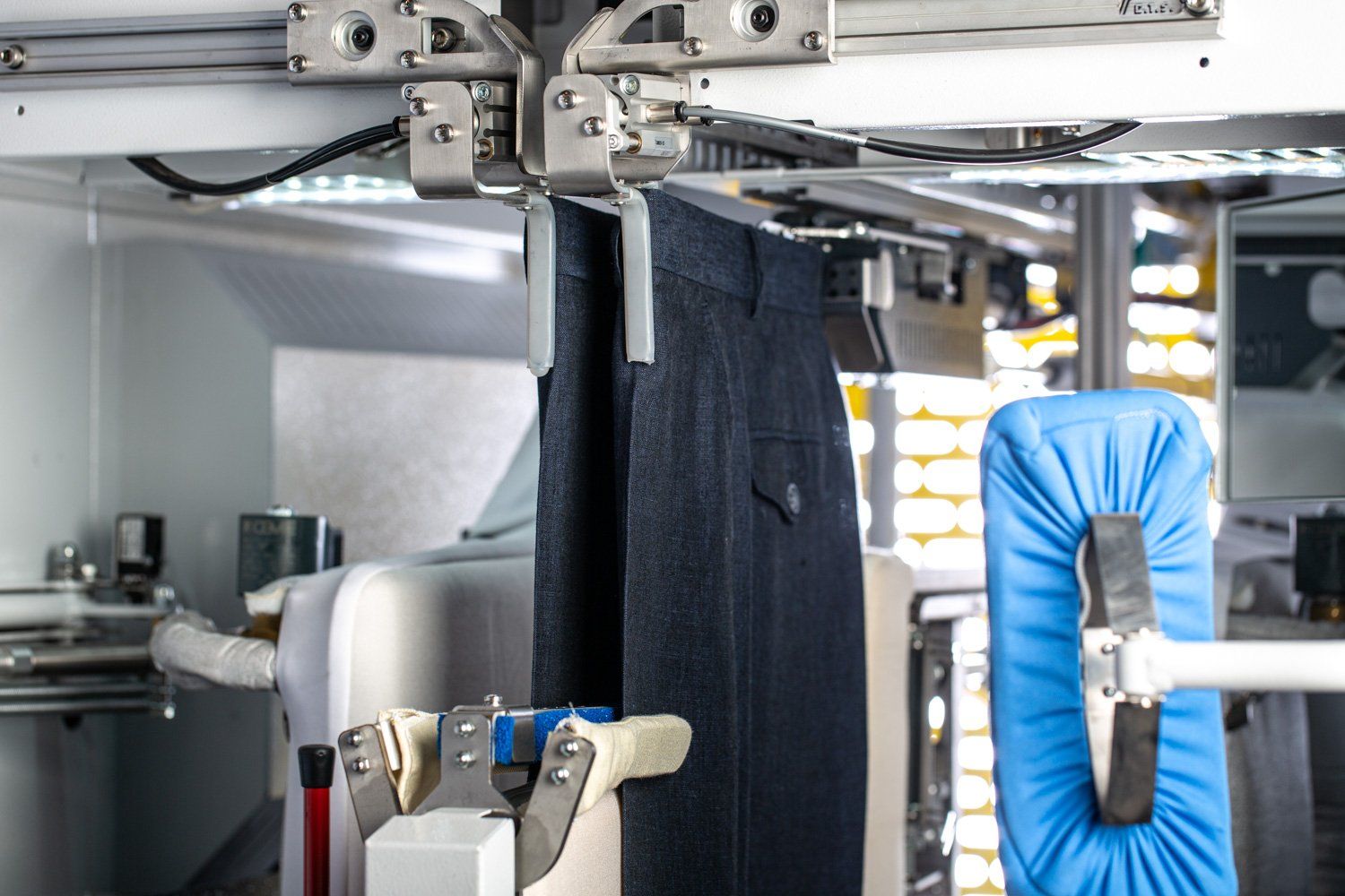 pallas finish systeme gmbh trevil finisher für hosen. Finisher / Presse für Hosen Wir sind stolz darauf, eine wirklich einzigartige, professionelle Finish-Maschine für Hosen präsentieren zu können. Es ist die einzige Maschine, die einen kompletten Finish-Zyklus für Hosen durchführen kann. Zum einen das Bügeln der Hosenbeine und des Hosenbundes - wie durch einen Hosentopper - und zum anderen das Pressen der Hosenbeine mit Falte - wie durch eine Hosenpresse -.