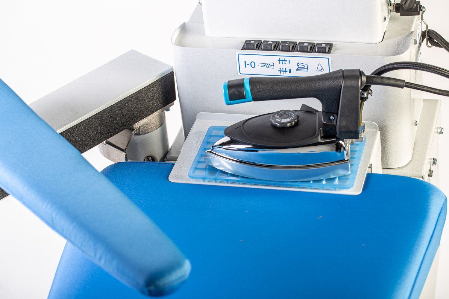 pallas finish systeme gmbh trevil bügeltische. Bügeltische mit Zubehör Unsere professionellen Unterdampf-, Absaug- und Blasbügeltische bieten seit sehr langer Zeit eine unübertroffene Zuverlässigkeit um effizient zu arbeiten, konstant perfekte Ergebnisse zu erzielen und Kosten zu optimieren. Durch eine hohe Standartausstattung sowie viele mögliche Zusatzoptionen, haben wir den richtigen Bügeltisch für jeden Kunden und jede Anforderung auf dem Markt.