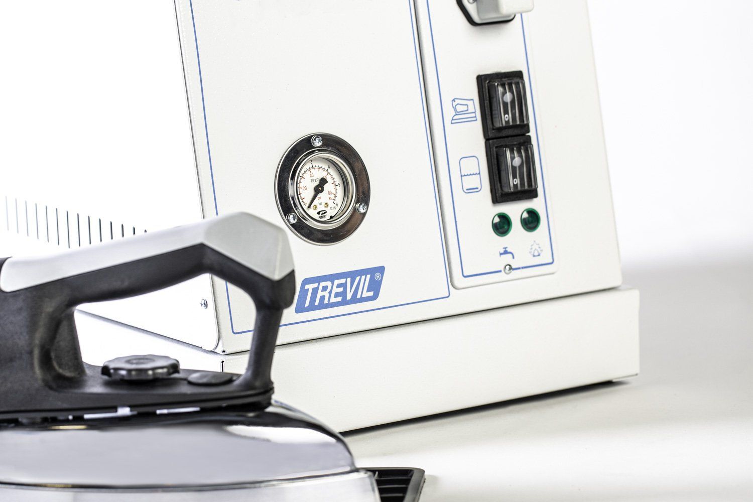 pallas finish systeme gmbh trevil kleindampferzeuger mit bügeleisen. Kleindampferzeuger Wir bieten ein komplettes Sortiment an sehr professionellen, halbautomaschinen sowie vollautomatischen Kleindampferzeugern mit einem oder gleich zwei Bügeleisen sowie speziellen Zusatzausstattugen wie Dampfbürsten und Detachierpistolen für jegliche Spezialanwendungen. Alle unsere Schnelldampferzeuger werden zu 100% in Italien hergestellt, um eine ausgezeichnete Qualität, sehr hohe Performance und Zuverlässigkeit zu gewährleisten.