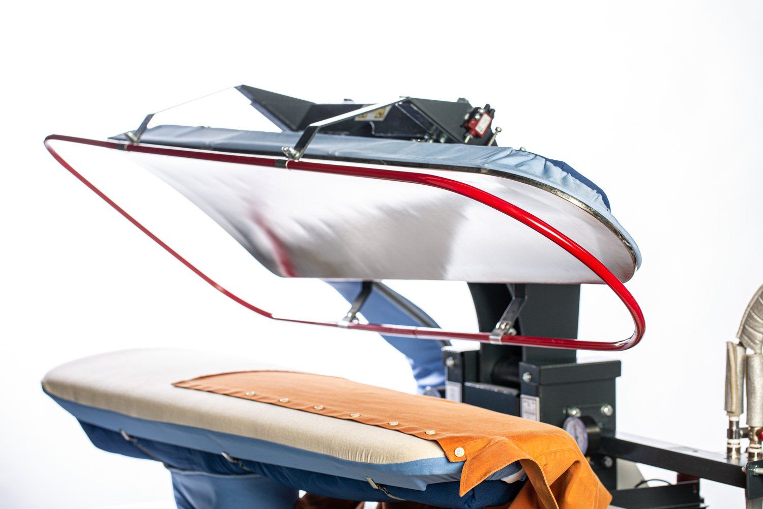 pallas finish systeme gmbh trevil wäschereipressen bügelpressen. Wäscherei- / Bügelpressen Sie können aus einer Vielzahl von Pressen und Formen für Wäschereien sowie die chemische Reinigungen wählen, welche für alle Arten von Anwendungen und Anforderungen des Pressens ausgelegt sind. Mit gepolsterter oder blanker Oberplatte aus Edelstahl. Mit Aubsaugung und Unterdampf auf der Unterplatte. Manuell oder vollautomatisch.