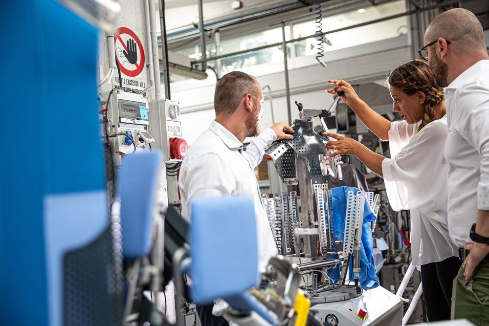 pallas finish systeme gmbh trevil bügelmaschinen einweisung schulung Maschinen und Technik für Textilreinigungen und Wäschereien entwickeln sich kontinuierlich weiter. Deshalb versprechen wir, unsere Kunden auch in der After-Sales-Phase immer perfekt zu betreuen. Unsere Kundendienstabteilung ist bestrebt, eine super schnelle Reaktion sowie eine absolut kontinuierliche und effektive Unterstützung zu bieten. Alle unsere Kunden, ob Reinigungen, Wäschereien, Bekleidungshersteller oder Betriebe jeder Art und Branchte, erhalten daher immer den ihnen gebührenden Support zeitnah und zuverlässig.